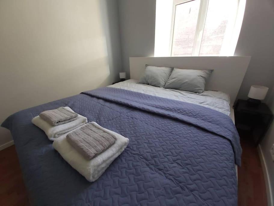 Spacious, 3-bedroom In Căn hộ *